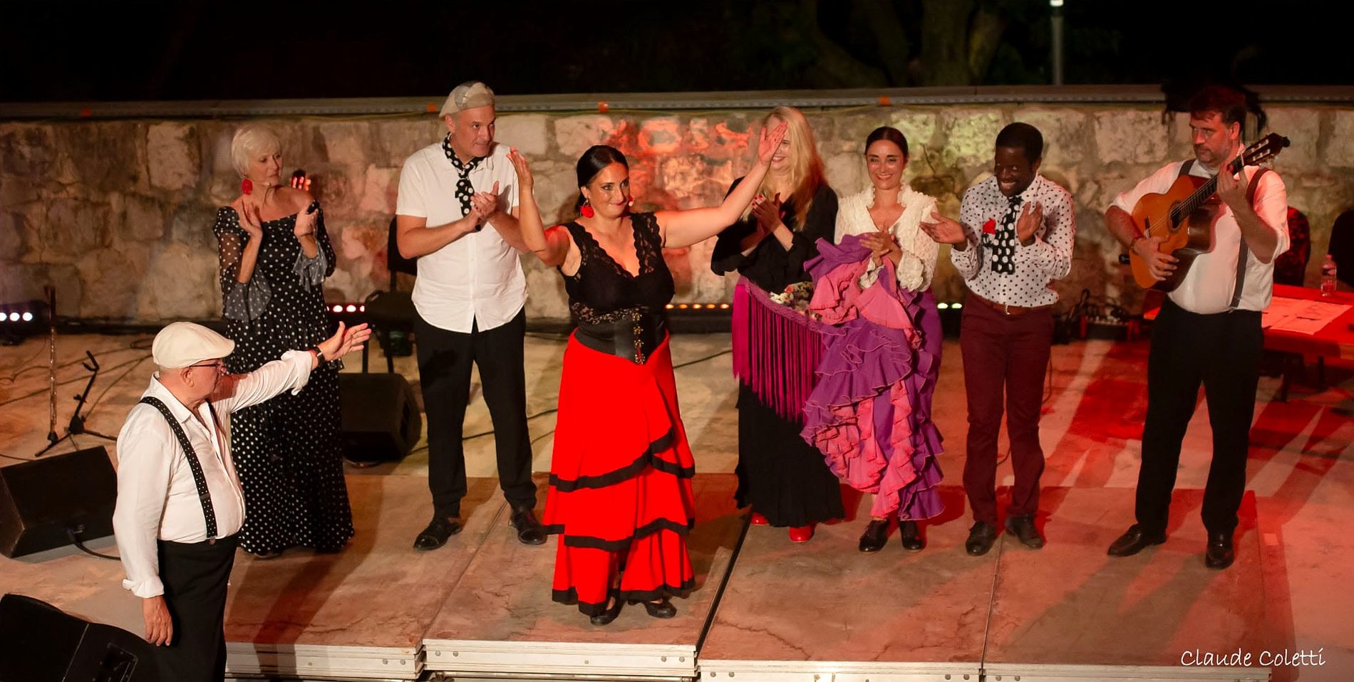 Kaena Colorá y los bailaores saludan al público