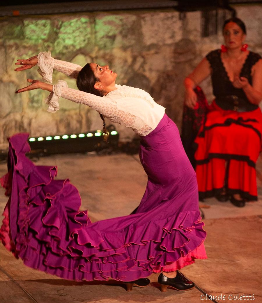 Bailaora quebrada, bata de cola morada