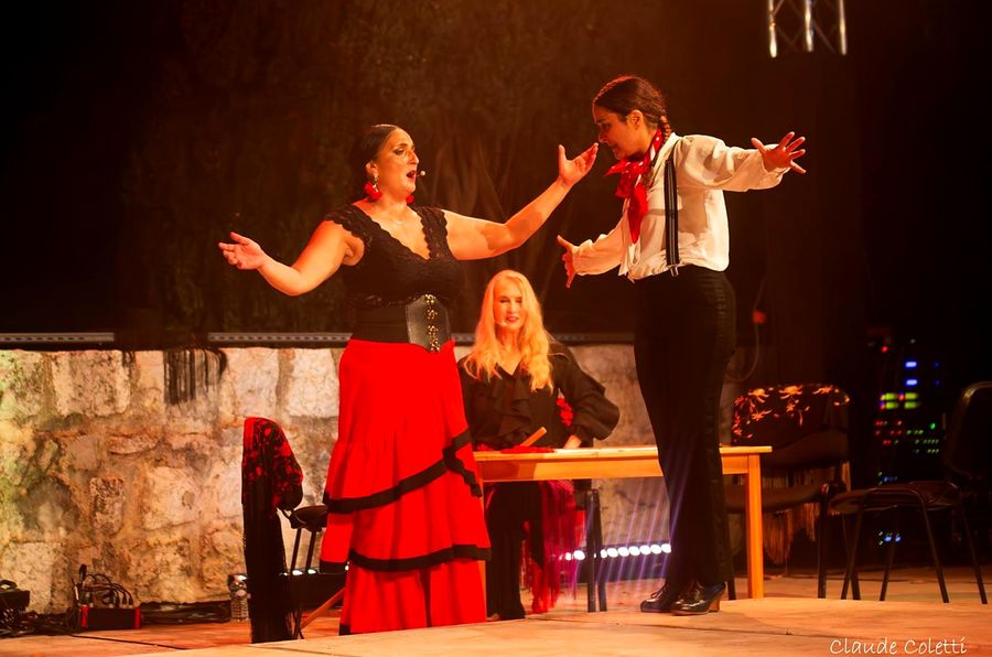 Laura Scibetta y una bailaora, brazos abiertos