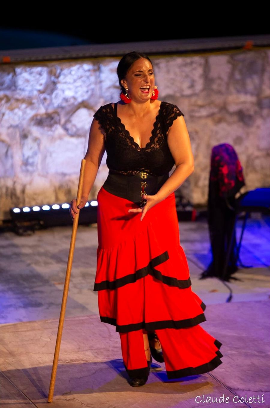 Laura Scibetta de rojo, cantando en escena