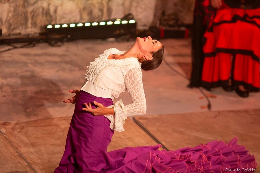 Bailaora en el suelo, vestido morado desplegado